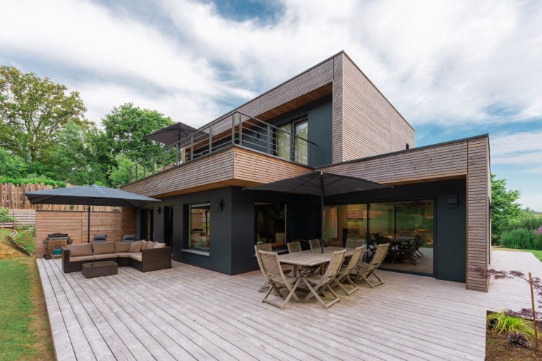 une grande maison en bois